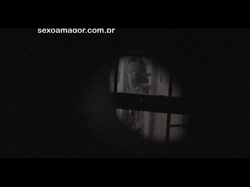 ❤️ Blondie blir hemligt videofilmad av en voyeur från grannskapet gömd bakom ihåliga tegelstenar ️❌ Super porr at us ️❤