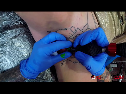 ❤️ Extremt tatuerade snyggingen Sully Savage fick en tatuering på sin klitoris ️❌ Super porr at us ️❤